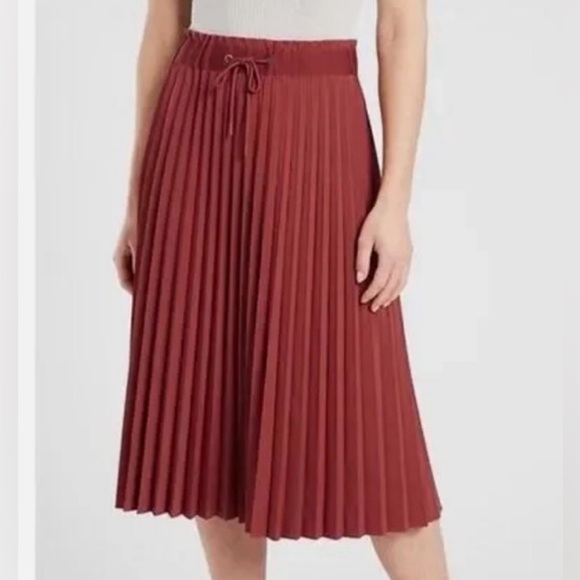 Athleta Dresses & Skirts - ATHLETA Hayes Sz Large Pleated Midi Skirt in Canyon Red Elasticized Waist Flowy